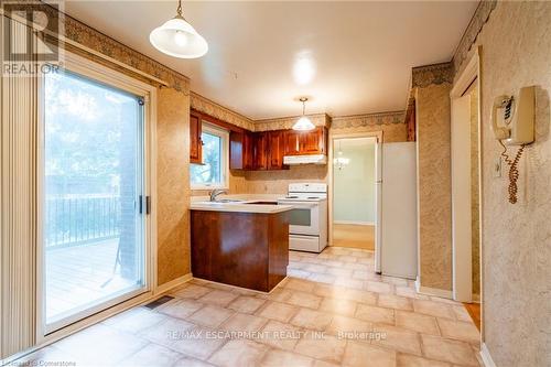 555 Letitia Court, Burlington, ON - Indoor Photo Showing Kitchen