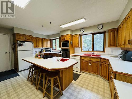 1620 168 Mile Road, Williams Lake, BC - Indoor Photo Showing Kitchen