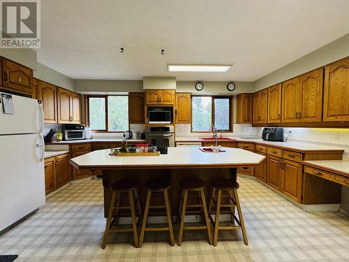 1620 168 Mile Road, Williams Lake, BC - Indoor Photo Showing Kitchen With Double Sink