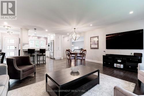 608 Lorne Street, Burlington, ON - Indoor Photo Showing Living Room