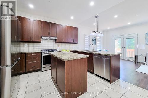 2336 Wuthering Heights Way, Oakville, ON - Indoor Photo Showing Kitchen With Upgraded Kitchen