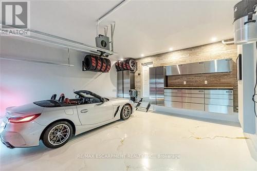 8788 Dogwood Crescent, Niagara Falls, ON - Indoor Photo Showing Garage