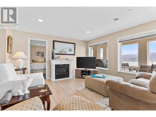 5227 Trepanier Bench Road, Peachland, BC - Indoor Photo Showing Living Room With Fireplace