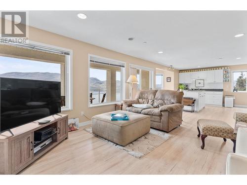 5227 Trepanier Bench Road, Peachland, BC - Indoor Photo Showing Living Room