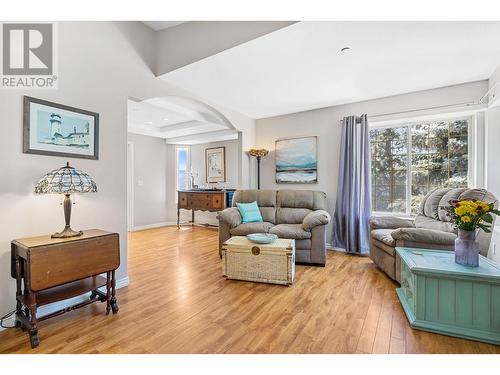 5227 Trepanier Bench Road, Peachland, BC - Indoor Photo Showing Living Room