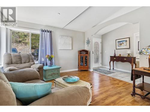 5227 Trepanier Bench Road, Peachland, BC - Indoor Photo Showing Living Room