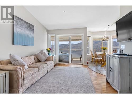 5227 Trepanier Bench Road, Peachland, BC - Indoor Photo Showing Living Room