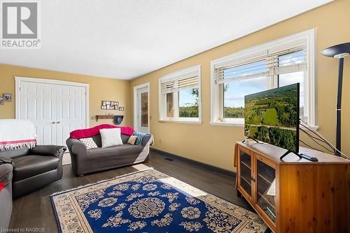 503047 Grey Road 12, West Grey, ON - Indoor Photo Showing Living Room