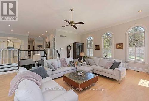 5 Humberview Drive, Vaughan, ON - Indoor Photo Showing Living Room