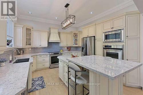 5 Humberview Drive, Vaughan, ON - Indoor Photo Showing Kitchen With Double Sink With Upgraded Kitchen