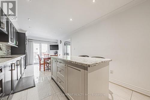 5008 Willowood Drive, Mississauga (Hurontario), ON - Indoor Photo Showing Kitchen With Upgraded Kitchen