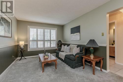 2090 Deer Run Avenue, Burlington, ON - Indoor Photo Showing Living Room