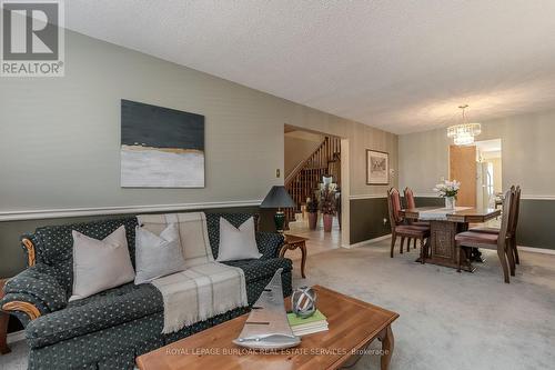 2090 Deer Run Avenue, Burlington, ON - Indoor Photo Showing Living Room