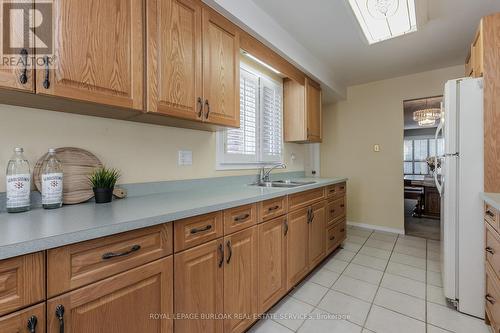 2090 Deer Run Avenue, Burlington, ON - Indoor Photo Showing Kitchen With Double Sink