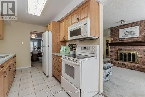 2090 Deer Run Avenue, Burlington, ON - Indoor Photo Showing Kitchen