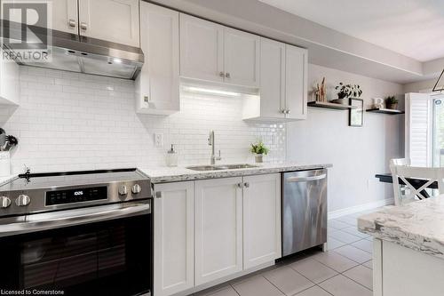 171 Westbank Trail, Stoney Creek, ON - Indoor Photo Showing Kitchen With Upgraded Kitchen