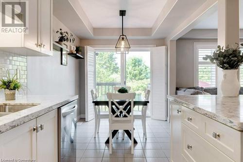 171 Westbank Trail, Stoney Creek, ON - Indoor Photo Showing Kitchen With Upgraded Kitchen