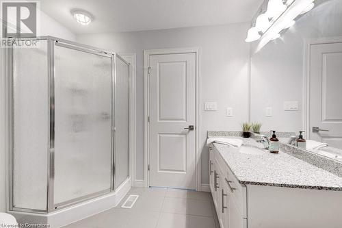 171 Westbank Trail, Stoney Creek, ON - Indoor Photo Showing Bathroom