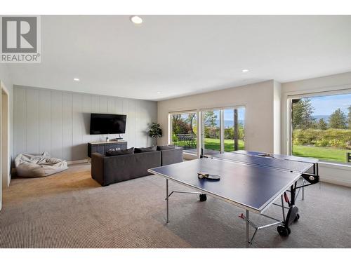 369 Farron Court, Kelowna, BC - Indoor Photo Showing Living Room