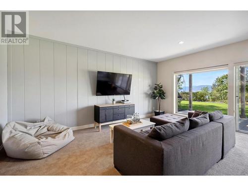 369 Farron Court, Kelowna, BC - Indoor Photo Showing Living Room