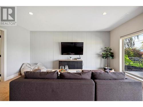 369 Farron Court, Kelowna, BC - Indoor Photo Showing Living Room