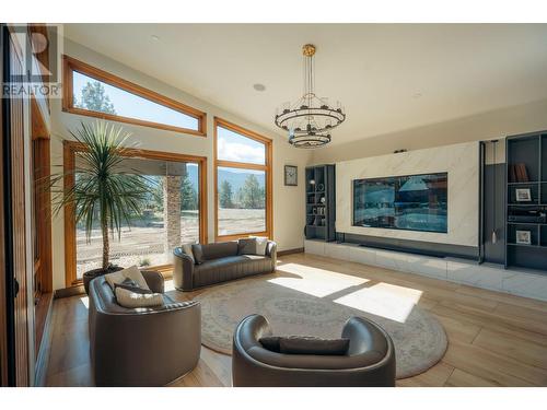 2465 Coalchute Road, Grand Forks, BC - Indoor Photo Showing Living Room