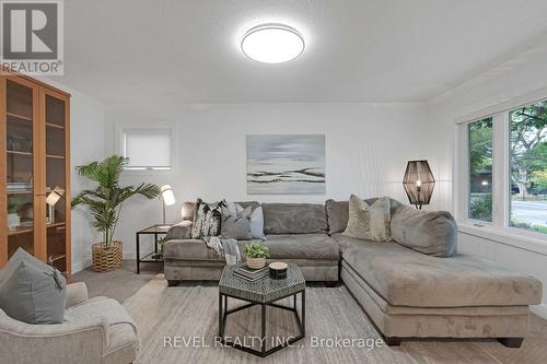 1508 Pharmacy Avenue, Toronto, ON - Indoor Photo Showing Living Room