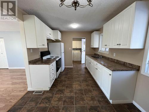 3904 E 53 Avenue, Fort Nelson, BC - Indoor Photo Showing Kitchen