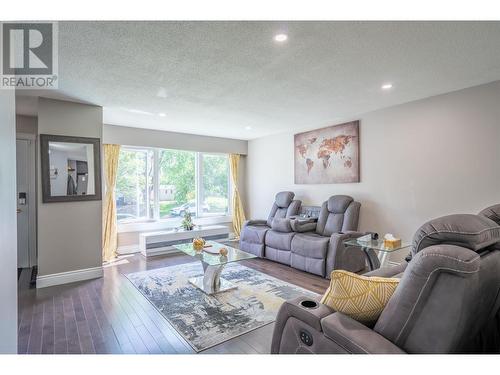 2451 Lisgar Crescent, Prince George, BC - Indoor Photo Showing Living Room