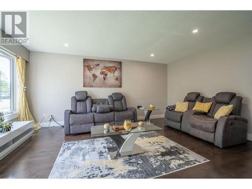 2451 Lisgar Crescent, Prince George, BC - Indoor Photo Showing Living Room