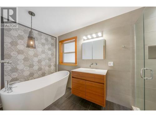 Primary 4pc Ensuite: Main Level - 2706 Bath Street, Kelowna, BC - Indoor Photo Showing Bathroom