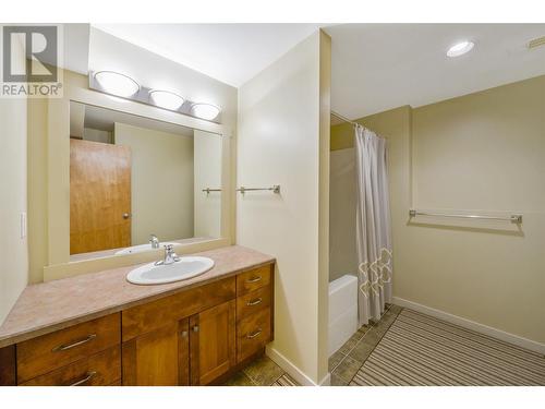 2706 Bath Street, Kelowna, BC - Indoor Photo Showing Bathroom