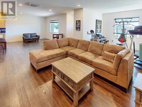 5410 Hemlock Street, Powell River, BC - Indoor Photo Showing Living Room