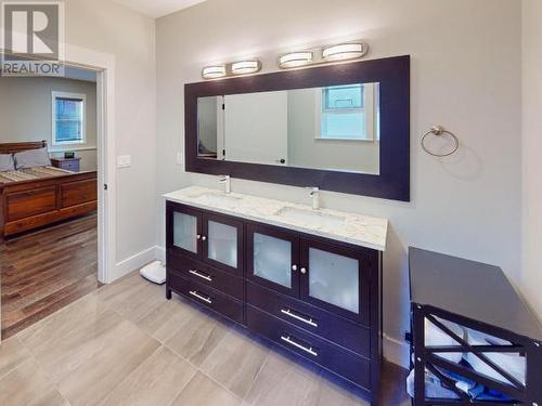 5410 Hemlock Street, Powell River, BC - Indoor Photo Showing Bathroom