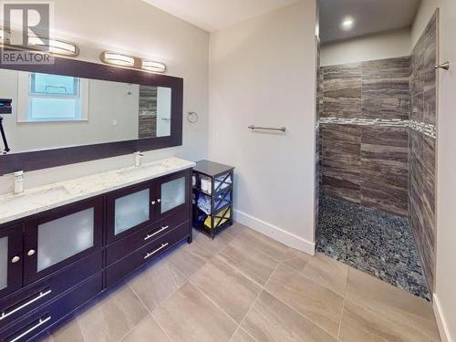 5410 Hemlock Street, Powell River, BC - Indoor Photo Showing Bathroom