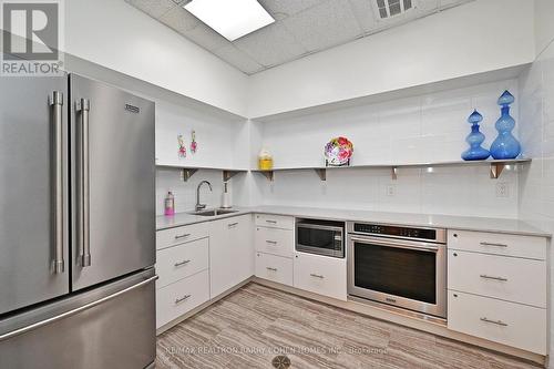 207 - 29 Northern Hts Drive S, Richmond Hill, ON - Indoor Photo Showing Kitchen