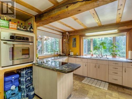 24 Silver Trail, Mayo, YT - Indoor Photo Showing Kitchen