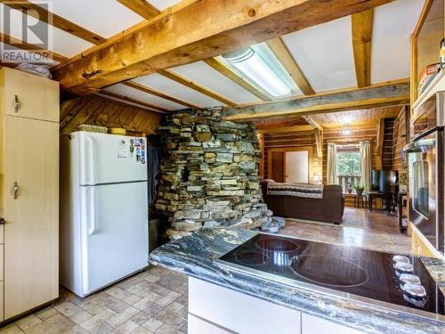 24 Silver Trail, Mayo, YT - Indoor Photo Showing Kitchen