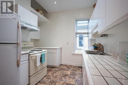 47 Barnes Street, St. Thomas, ON - Indoor Photo Showing Kitchen With Double Sink