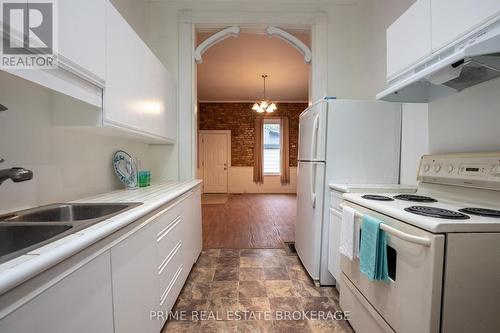 47 Barnes Street, St. Thomas, ON - Indoor Photo Showing Kitchen With Double Sink