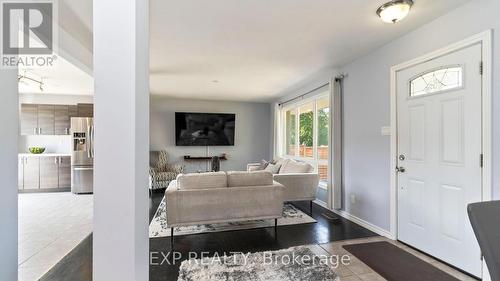 6 Genevive Crescent, London, ON - Indoor Photo Showing Living Room