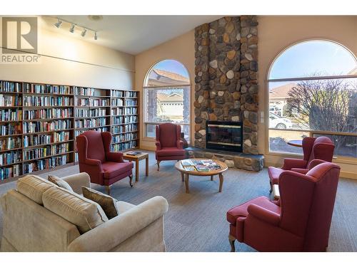 1201 Cameron Avenue Unit# 125, Kelowna, BC - Indoor Photo Showing Living Room With Fireplace