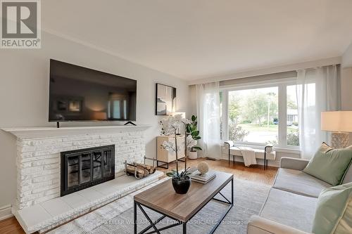 414 Southland Crescent, Oakville, ON - Indoor Photo Showing Living Room With Fireplace