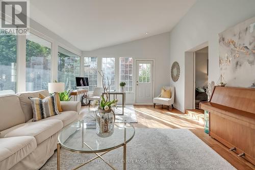 414 Southland Crescent, Oakville, ON - Indoor Photo Showing Living Room