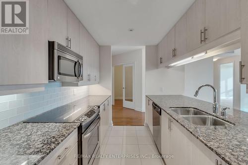 914 - 1055 Southdown Road, Mississauga, ON - Indoor Photo Showing Kitchen With Double Sink With Upgraded Kitchen