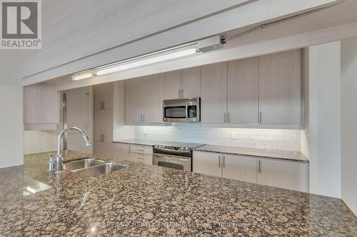 914 - 1055 Southdown Road, Mississauga, ON - Indoor Photo Showing Kitchen With Stainless Steel Kitchen With Double Sink With Upgraded Kitchen