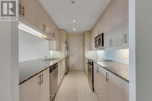 914 - 1055 Southdown Road, Mississauga, ON - Indoor Photo Showing Kitchen With Upgraded Kitchen