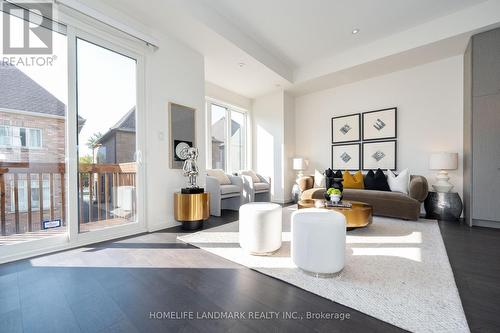 118 Genuine Lane, Richmond Hill, ON - Indoor Photo Showing Living Room