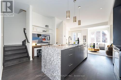 118 Genuine Lane, Richmond Hill, ON - Indoor Photo Showing Kitchen With Upgraded Kitchen