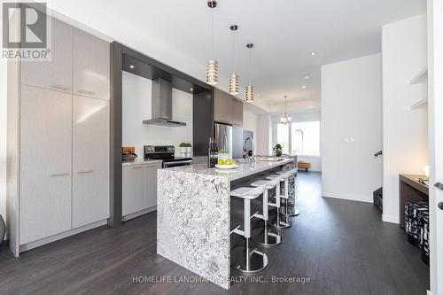 118 Genuine Lane, Richmond Hill, ON - Indoor Photo Showing Kitchen With Upgraded Kitchen